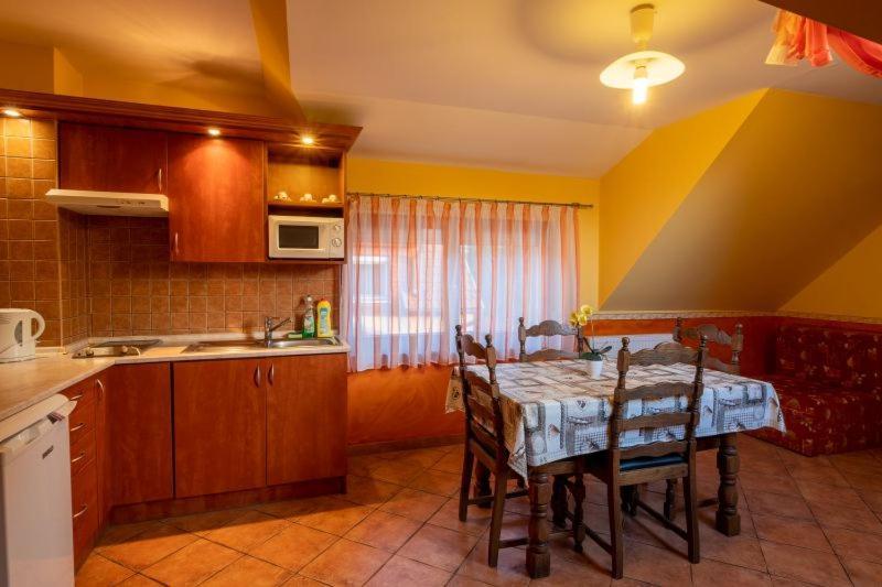 Rozmann Family Panzio & Apartmanhaz Sárvár Extérieur photo