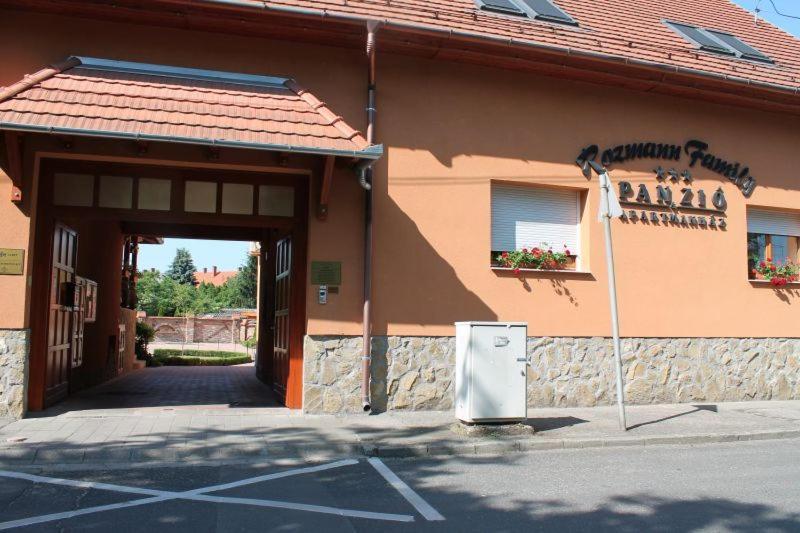 Rozmann Family Panzio & Apartmanhaz Sárvár Extérieur photo